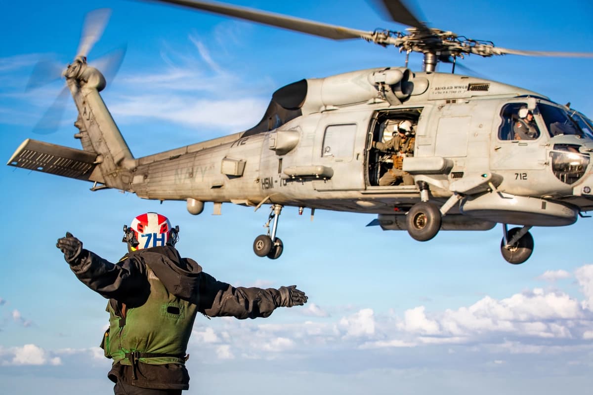Un helicóptero MH-60 Sea Hawk despega de la cubierta de vuelo del USS Gerald R. Ford en alta mar durante la Operación Epic Fury el 28 de febrero de 2026. (Foto de la Armada de los Estados Unidos vía Getty Images)