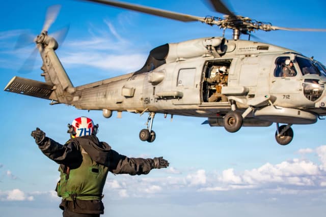 Un helicóptero MH-60 Sea Hawk despega de la cubierta de vuelo del USS Gerald R. Ford en alta mar durante la Operación Epic Fury el 28 de febrero de 2026. (Foto de la Armada de los Estados Unidos vía Getty Images)