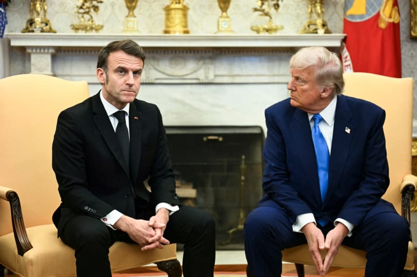 El presidente estadounidense Donald Trump se reúne con el presidente francés Emmanuel Macron en el Despacho Oval de la Casa Blanca, el 24 de febrero de 2025. (Jim Watson/AFP vía Getty Images)