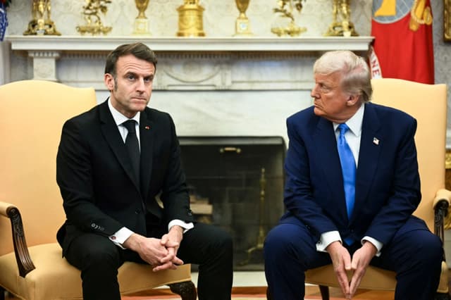 El presidente estadounidense Donald Trump se reúne con el presidente francés Emmanuel Macron en el Despacho Oval de la Casa Blanca, el 24 de febrero de 2025. (Jim Watson/AFP vía Getty Images)