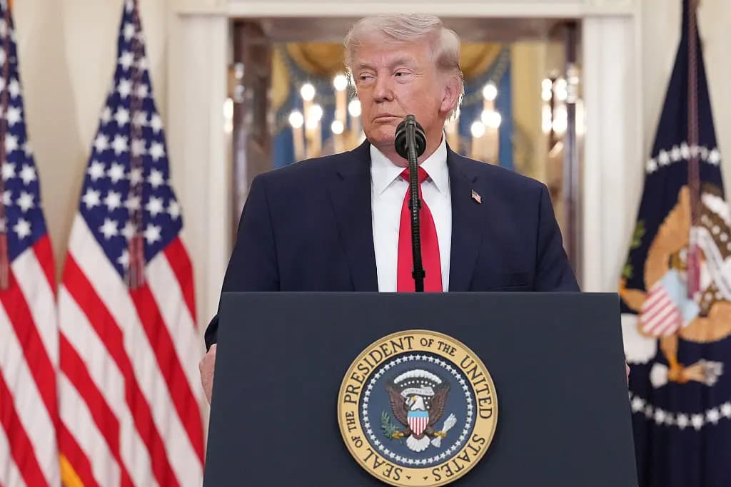 <em>El presidente de Estados Unidos, Donald Trump, hace una pausa al terminar de hablar sobre la guerra con Irán desde el Cross Hall de la Casa Blanca el 1 de abril de 2026. (Alex Brandon/Getty Images)</em>