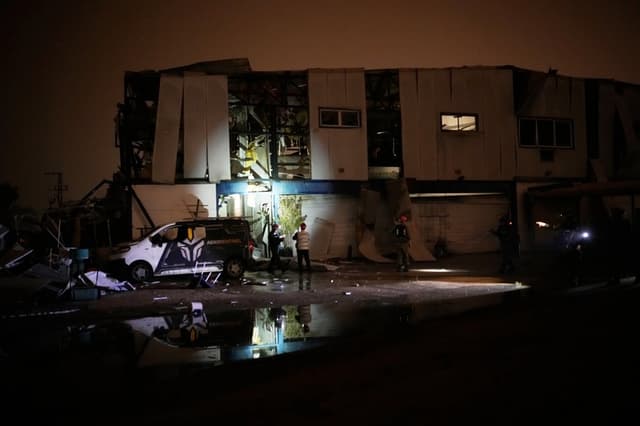 Los equipos de rescate inspeccionan un lugar alcanzado por un misil iraní en Petah Tikva, Israel, el 2 de abril de 2026. (Ohad Zwigenberg/AP)
