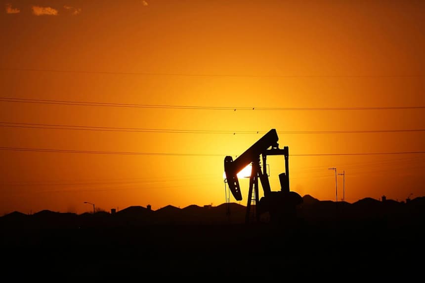 Una bomba de extracción de petróleo se encuentra en las afueras de la ciudad al amanecer en el yacimiento petrolífero de la Cuenca Pérmica, en la ciudad petrolera de Midland, Texas, el 21 de enero de 2016. (Spencer Platt/Getty Images)