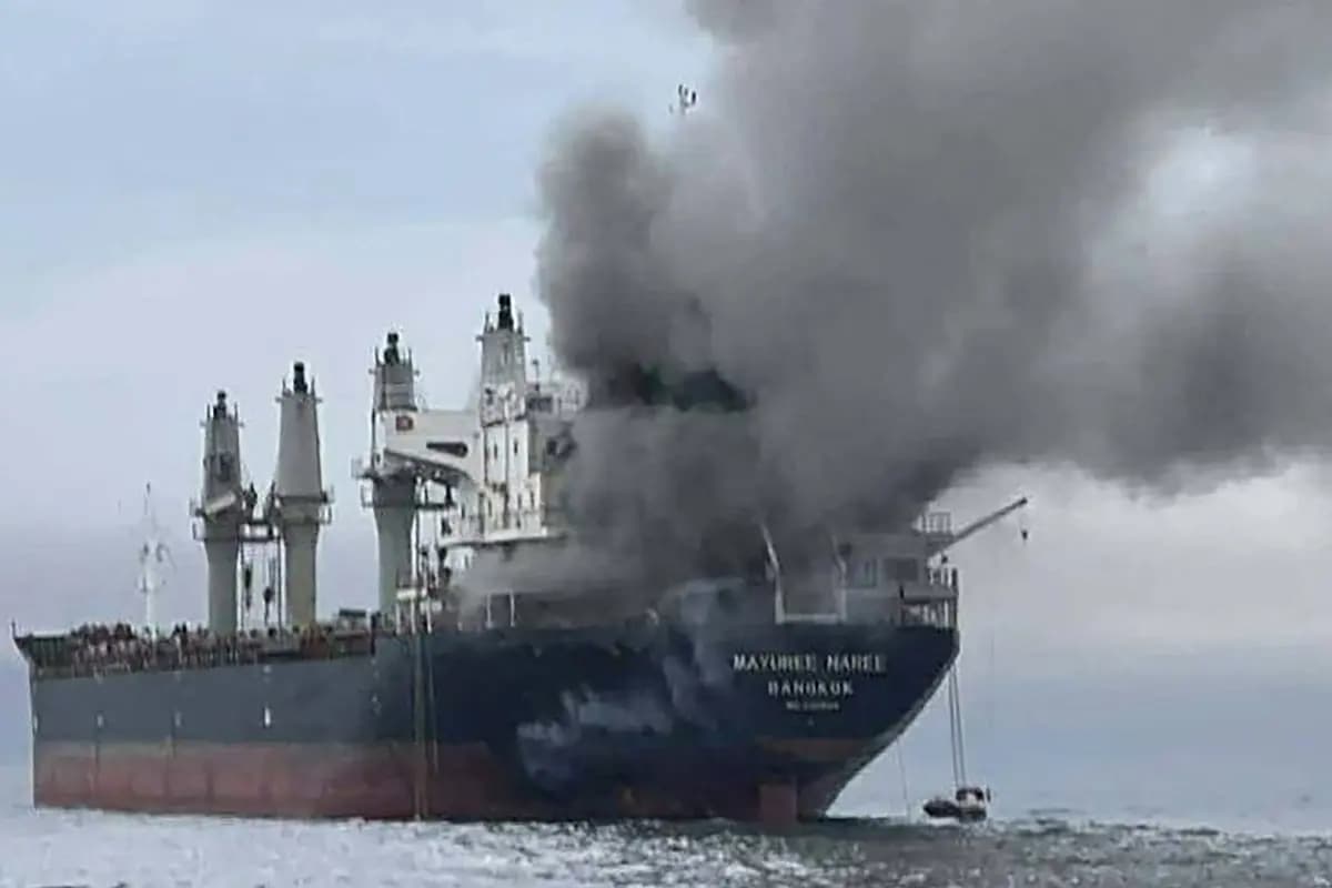 Humo saliendo del granelero tailandés "Mayuree Naree" cerca del estrecho de Ormuz tras un ataque del Cuerpo de la Guardia Revolucionaria Islámica de Irán el 11 de marzo de 2026. (Imagen cedida por la Armada Real Tailandesa/AFP a través de Getty Images)