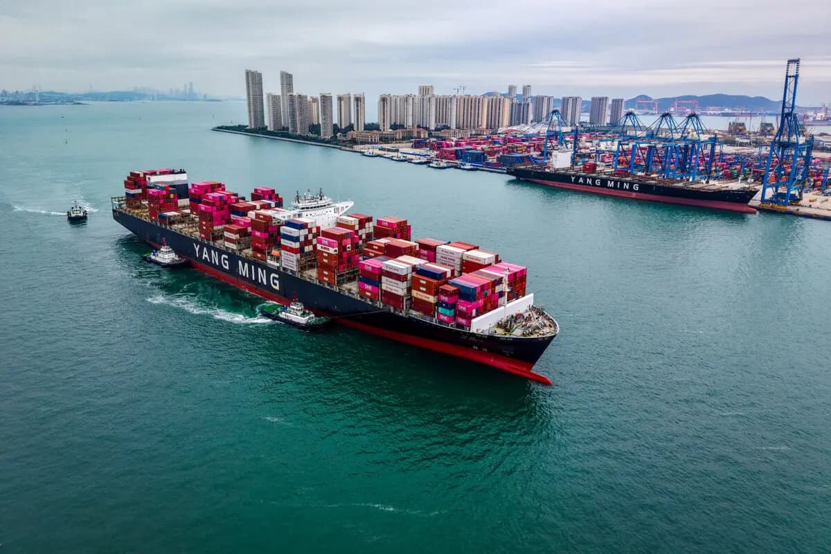 Un buque de carga entra en el puerto de Qingdao, en la provincia de Shandong, China, el 13 de octubre de 2025. AFP vía Getty Images