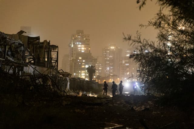 Los servicios de emergencia israelíes inspeccionan el lugar donde se produjo un impacto balístico directo, tras el lanzamiento desde Irán el 2 de abril de 2026 en Petaj Tikva, Israel. Irán ha seguido lanzando oleadas de drones y misiles contra Israel después de que Estados Unidos e Israel lanzaran un ataque conjunto contra Irán en la madrugada del 28 de febrero. (Foto de Amir Levy/Getty Images)