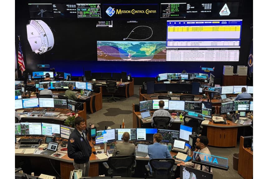 Los controladores de vuelo monitorean el progreso de Artemis II desde el Centro de Control de Misiones de la NASA en Houston el 3 de abril de 2026. (T.J. Muscaro/The Epoch Times)