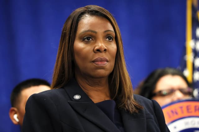 La fiscal general de Nueva York, Letitia James, permanece en silencio durante una conferencia de prensa en la ciudad de Nueva York, el 21 de octubre de 2025. (Michael M. Santiago/Getty Images)