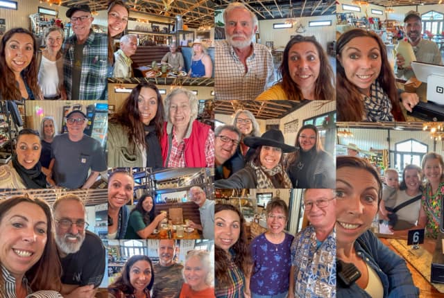 La autora se reúne con lectores de Epoch Times que viajaron a Sovereignty Ranch en Bandera, Texas. (Cortesía de Mollie Engelhart).
