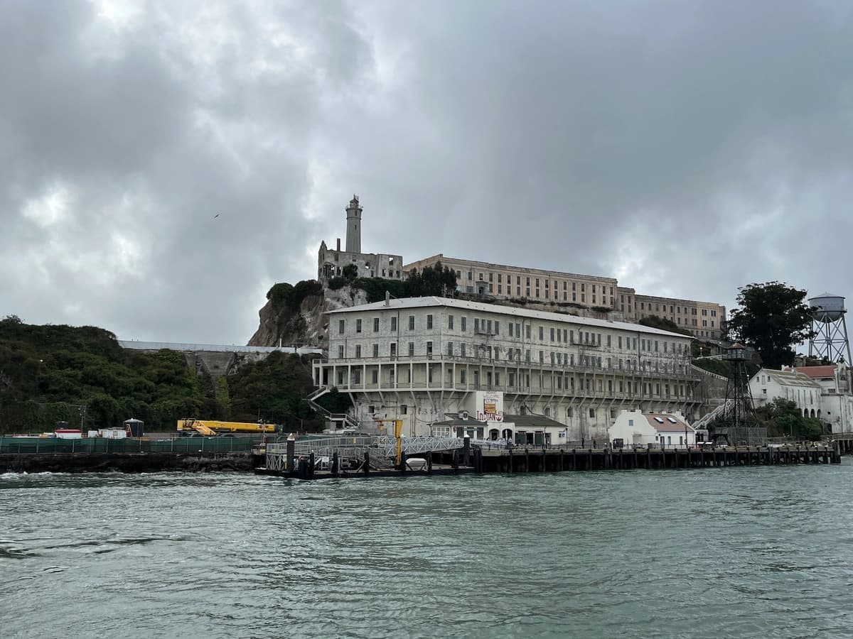 La antigua penitenciaría federal en la isla de Alcatraz, en la bahía de San Francisco, el 9 de septiembre de 2025. (Allan Stein/The Epoch Times).