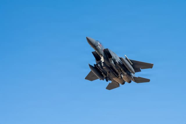 Un avión F-15E Strike Eagle de la Fuerza Aérea de EE. UU. despega para una misión de apoyo a la Operación Furia Épica durante la guerra de Irán en un lugar no revelado, el 9 de marzo de 2026. (Fuerza Aérea de EE. UU./Imagen cedida a Reuters)