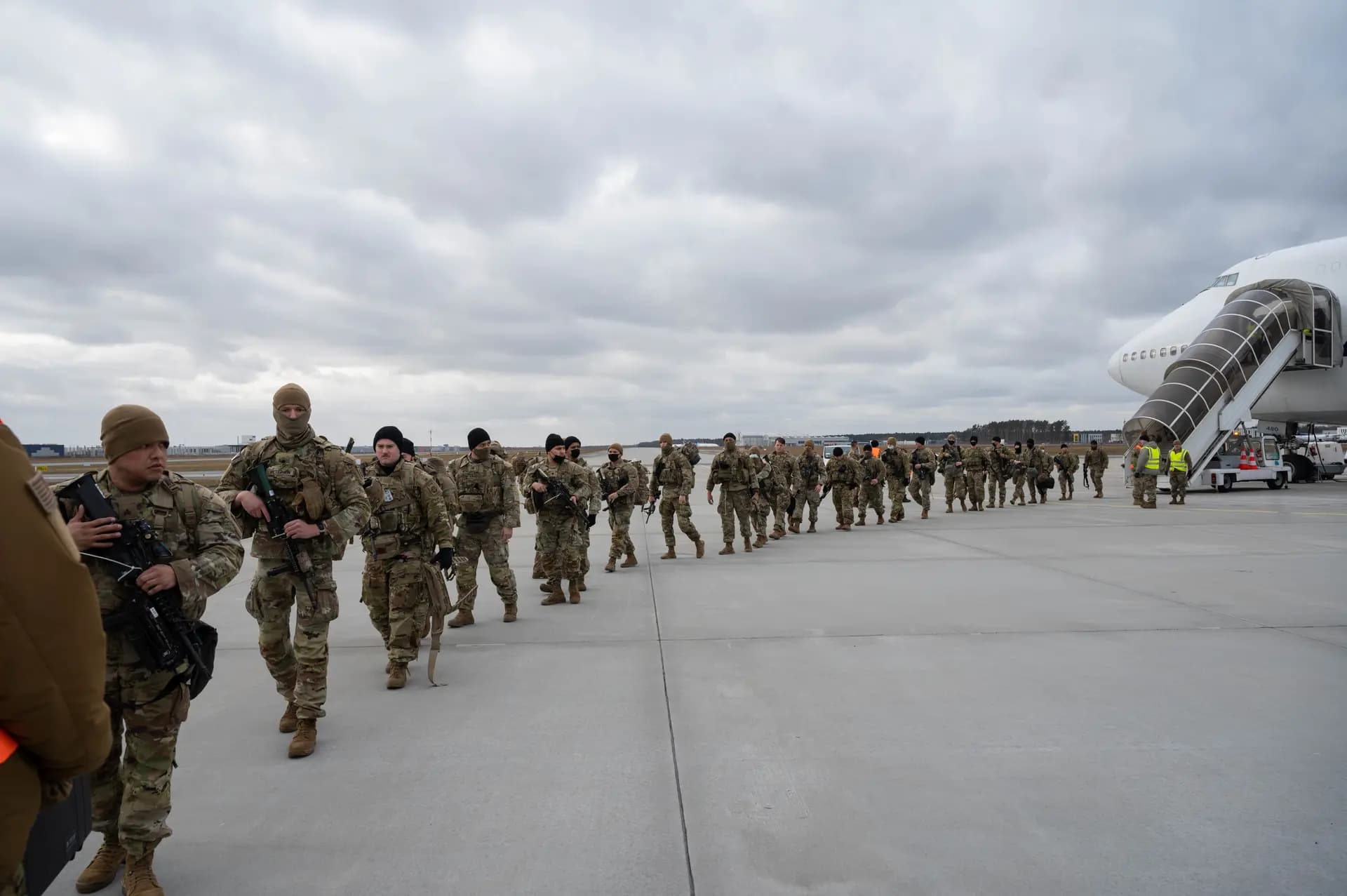 Soldados asignados a la 82.ª División Aerotransportada del Ejército de EE. UU. desembarcan de un Boeing 747 en el aeropuerto de Rzeszów-Jasionka, Polonia, el 8 de febrero de 2022. El mes pasado, el Pentágono desplegó elementos de la división en Oriente Medio. Aviador de primera clase Taylor Slater/Fuerza Aérea de EE. UU .

