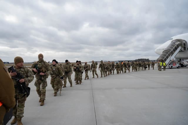 Soldados asignados a la 82.ª División Aerotransportada del Ejército de EE. UU. desembarcan de un Boeing 747 en el aeropuerto de Rzeszów-Jasionka, Polonia, el 8 de febrero de 2022. El mes pasado, el Pentágono desplegó elementos de la división en Oriente Medio. Aviador de primera clase Taylor Slater/Fuerza Aérea de EE. UU .
