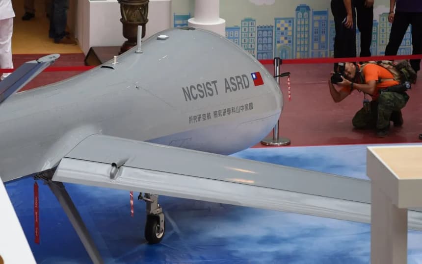 Un dron en una rueda de prensa de la Exposición de Tecnología Aeroespacial y de Defensa de Taipéi 2015, celebrada en el World Trade Center de Taipéi, Taiwán, el 12 de agosto de 2015. (Sam Yeh/AFP vía Getty Images)