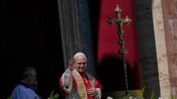 El Papa León ofrece un mensaje de paz en su primera misa de Pascua al frente del Vaticano