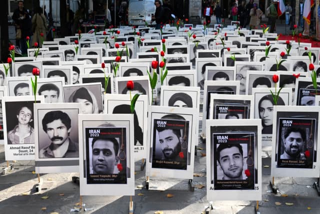 Retratos de personas ejecutadas por el gobierno de la República Islámica de Irán, exhibidos durante una manifestación de asociaciones franco-iraníes, incluido el Comité de Apoyo a los Derechos Humanos en Irán, un día después del Día Mundial contra la Pena de Muerte, en el centro de París, el 11 de octubre de 2025. (Martin Lelievre/AFP vía Getty Images)
