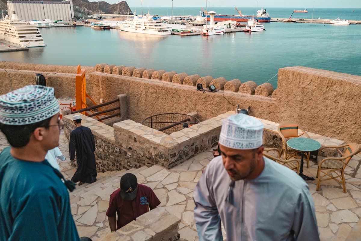 Buques petroleros y embarcaciones de alta velocidad permanecen anclados en el fondeadero de Mascate, cerca del estrecho de Ormuz, en Mascate, Omán, el 30 de marzo de 2026. (Elke Scholiers/Getty Images)