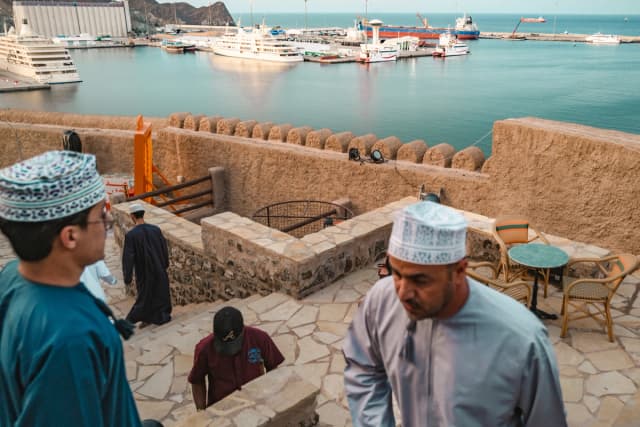 Buques petroleros y embarcaciones de alta velocidad permanecen anclados en el fondeadero de Mascate, cerca del estrecho de Ormuz, en Mascate, Omán, el 30 de marzo de 2026. (Elke Scholiers/Getty Images)