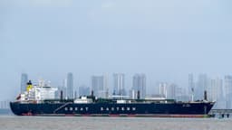 La OPEP+ acuerda aumentar la producción de petróleo cuando se reabra el estrecho de Ormuz