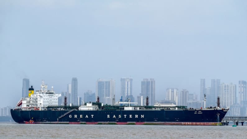 La OPEP+ acuerda aumentar la producción de petróleo cuando se reabra el estrecho de Ormuz