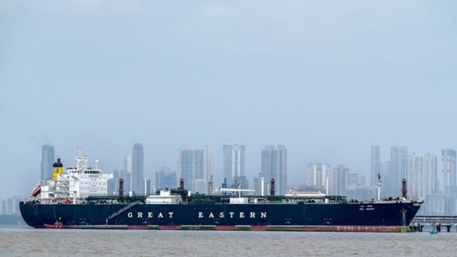 La OPEP+ acuerda aumentar la producción de petróleo cuando se reabra el estrecho de Ormuz