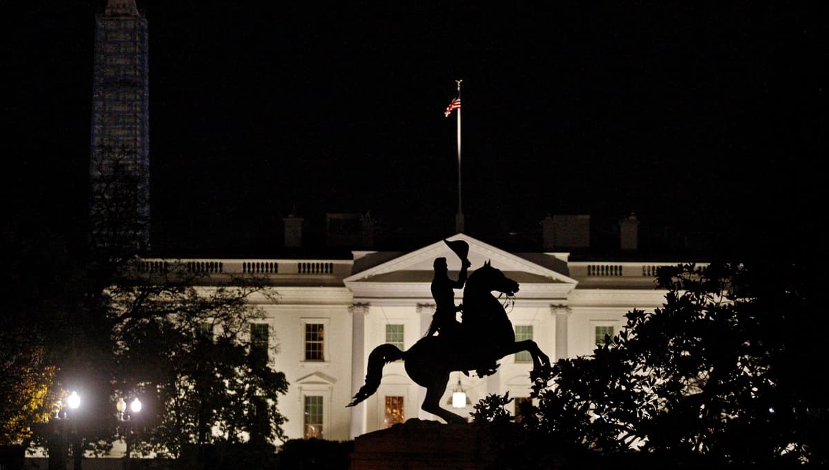 La estatua del presidente estadounidense Andrew Jackson a caballo, situada en el centro del parque Lafayette, se recorta contra la Casa Blanca, frente al Monumento a Washington, en Washington, el 17 de noviembre de 2013. (Jim Bourg/Reuters).
