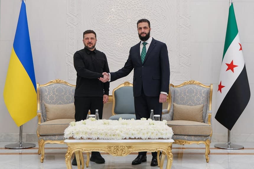 Esta fotografía de archivo difundida por la Agencia Oficial de Noticias Árabe Siria (SANA) muestra al presidente de Ucrania, Volodímir Zelenski (izquierda), y al presidente sirio, Ahmed al-Sharaa, dándose la mano durante su reunión en Damasco el 5 de abril de 2026.(SANA / AFP vía Getty Images) / XGTY /) 