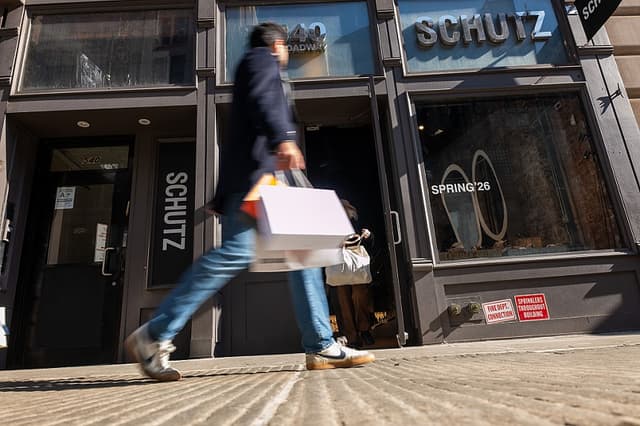 Varios transeúntes caminan por Broadway con bolsas de compras en Manhattan el 27 de febrero de 2026 en la ciudad de Nueva York. (Spencer Platt/Getty Images)
