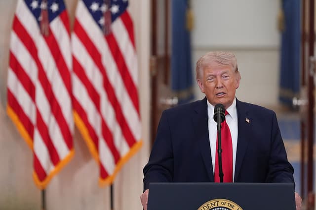 WASHINGTON, DC - 1 DE ABRIL: El presidente de Estados Unidos, Donald Trump, pronuncia un discurso desde el Cross Hall de la Casa Blanca el 1 de abril de 2026 en Washington, DC. Trump aprovechó este discurso en horario de máxima audiencia para informar a la nación sobre la guerra en Irán. (Foto de Alex Brandon-Pool/Getty Images)