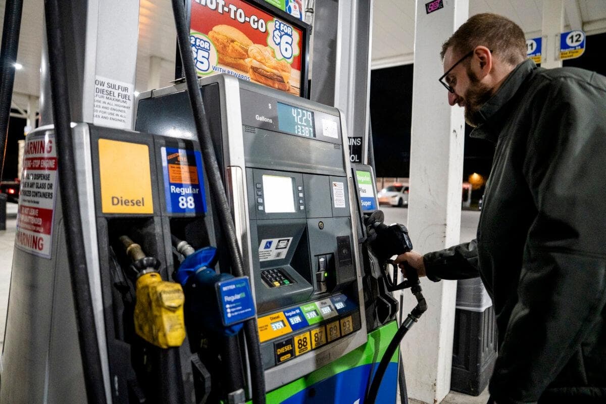 Un hombre cargando en una gasolinera en Elkridge, Maryland, el 12 de noviembre de 2025. (Madalina Kilroy/The Epoch Times)