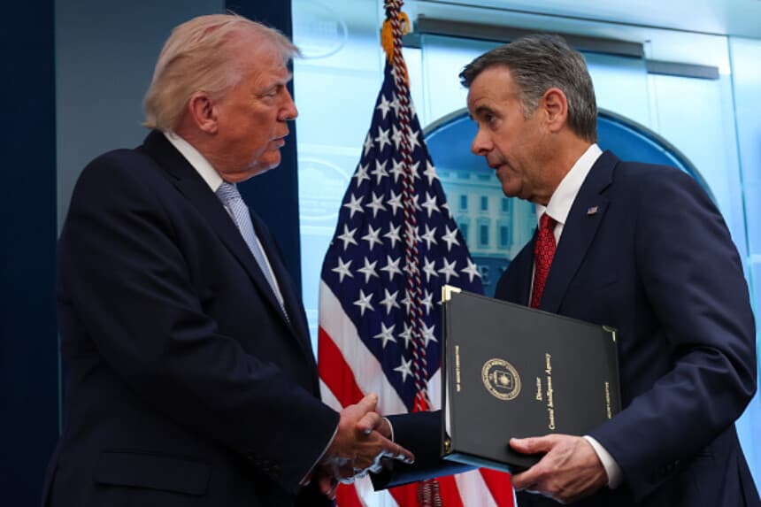 El presidente Donald Trump, estrecha la mano del director de la CIA, John L. Ratcliffe (a la derecha), durante una rueda de prensa celebrada en la sala de prensa James S. Brady de la Casa Blanca el 6 de abril de 2026 en Washington, D.C. El presidente Trump se refirió al éxito de la misión militar para rescatar a un oficial de sistemas de armas cuyo F-15E Strike Eagle fue derribado en Irán. (Anna Moneymaker/Getty Images).