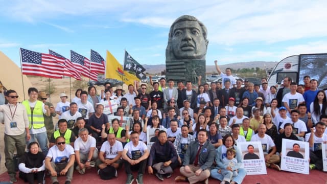 Activistas pro-libertad en china inauguran escultura del abogado humanitario Gao Zhisheng en California