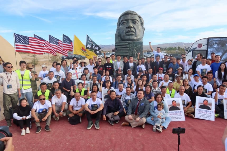 Disidentes políticos chinos y activistas de derechos humanos se reúnen en el Parque de Esculturas de la Libertad en Yermo, California, el 4 de abril de 2026, para la inauguración de una escultura que le exige al Partido Comunista Chino la liberación del abogado de derechos humanos encarcelado, Gao Zhisheng. (Nathan Su/The Epoch Times)