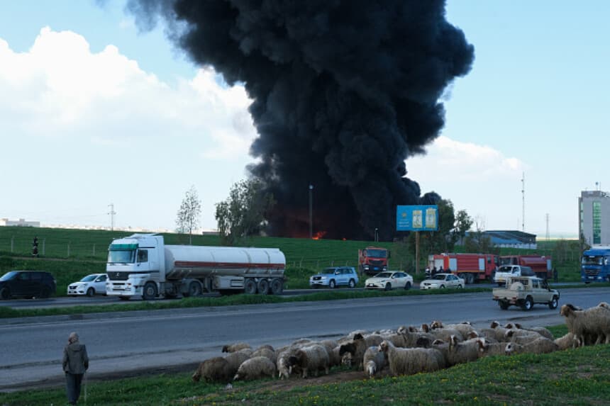 El humo se eleva desde un almacén de petróleo en las afueras de Erbil, la capital de la Región del Kurdistán iraquí, tras un presunto ataque con drones el 1 de abril de 2026. El ataque se produjo en medio de unas tensiones regionales cada vez mayores, a medida que la guerra que comenzó con los ataques estadounidenses e israelíes contra Irán el 28 de febrero tenía repercusiones cada vez más amplias en los países vecinos y en las infraestructuras energéticas. (Gailan Haji / Middle East Images / AFP vía Getty Images).