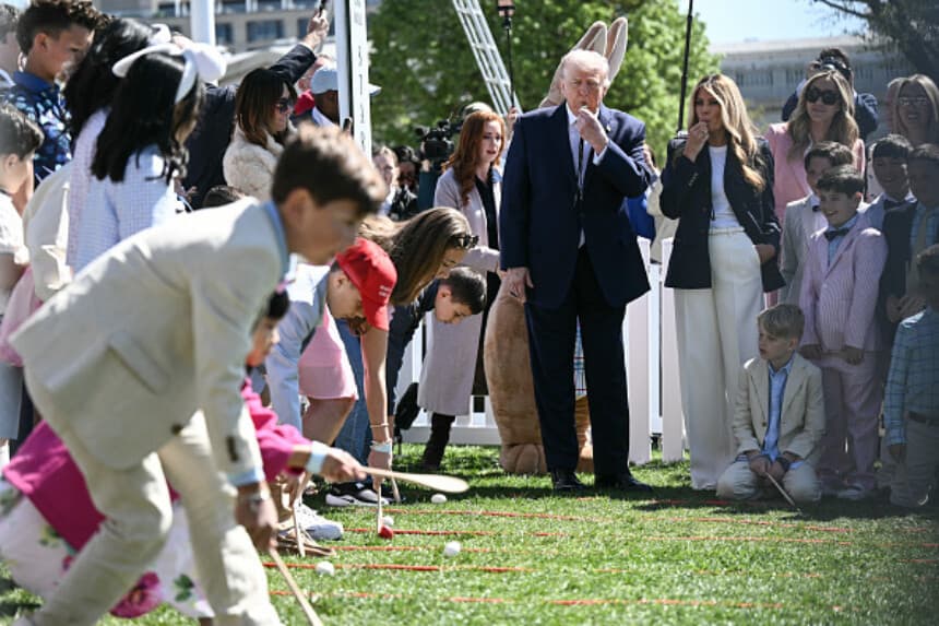 El presidente de Estados Unidos, Donald Trump, y la primera dama, Melania Trump, hacen sonar silbatos mientras los niños participan en el tradicional búsqueda de huevos de pascua en el Jardín Sur de la Casa Blanca el 6 de abril de 2026, en Washington, D. C. (Brendan SMIALOWSKI / AFP vía Getty Images).