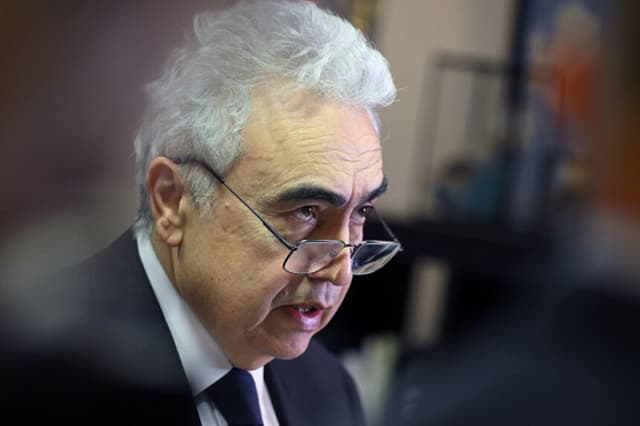 El director ejecutivo de la Agencia Internacional de la Energía (AIE), Fatih Birol, ofrece una rueda de prensa en Bruselas el 6 de marzo de 2026. (Nicolas TUCAT / AFP vía Getty Images).