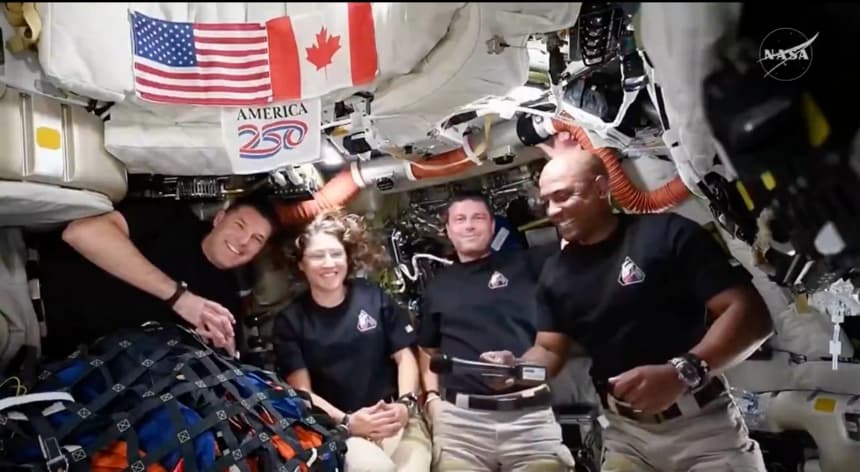 Los astronautas de Artemis II, Jeremy Hansen (izq.), Christina Koch (segunda por la izquierda), Reid Wiseman (segundo por la derecha) y Victor Glover (der.), conversan con el presidente Donald Trump en el espacio lunar, el 6 de abril de 2026. (Captura de pantalla/NASA)