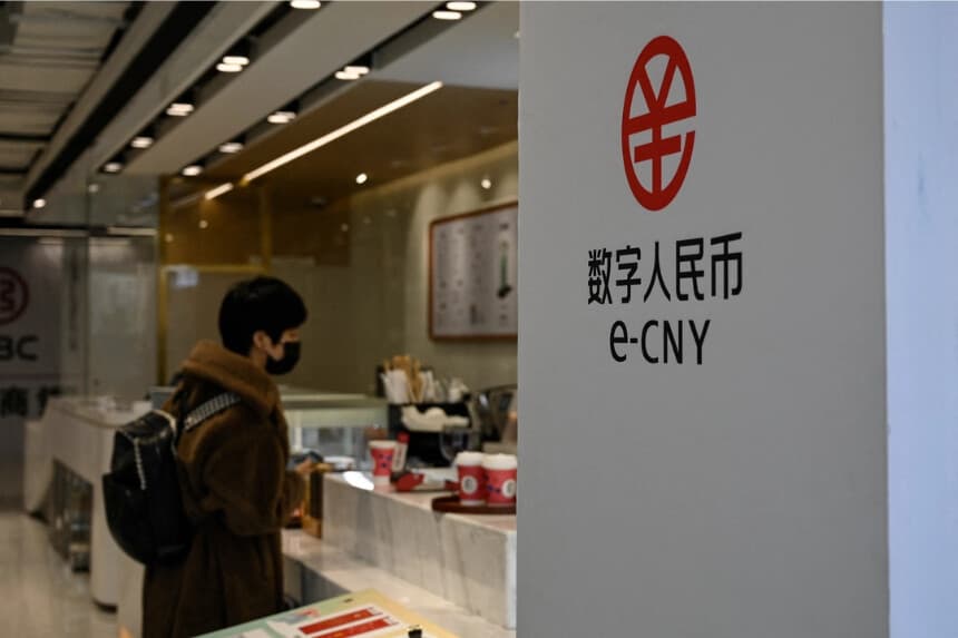 La señalización de la moneda digital china se ve cerca de una cafetería en el New Actuation Fintech Center en Beijing el 17 de febrero de 2022. (Jade Gao/AFP vía Getty Images)