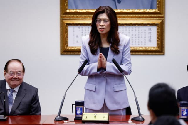 La presidenta del Kuomintang (KMT) de Taiwán, Cheng Li-wun, habla con los medios de comunicación antes de su viaje a China, en Taipéi, Taiwán, el 7 de abril de 2026. (Ann Wang/Reuters).