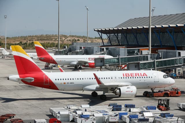 Aviones de Iberia en la T4 del aeropuerto Madrid- Barajas en una imagen de archivo. (EFE/ Fernando Alvarado)