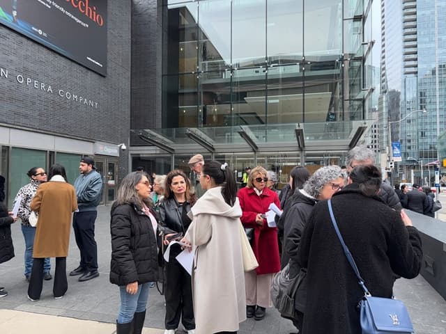 Espectadores frente al Four Seasons Centre for the Performing Arts en Toronto tras la cancelación de Shen Yun debido a una falsa amenaza de bomba el 1 de abril de 2026. (Teng Dongyu/The Epoch Times)
