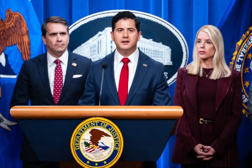 Bill Essayli, Primer Fiscal Auxiliar del Distrito Central de California, en una conferencia de prensa en el Departamento de Justicia, en Washington, el 19 de noviembre de 2025. (Madalina Kilroy/The Epoch Times)