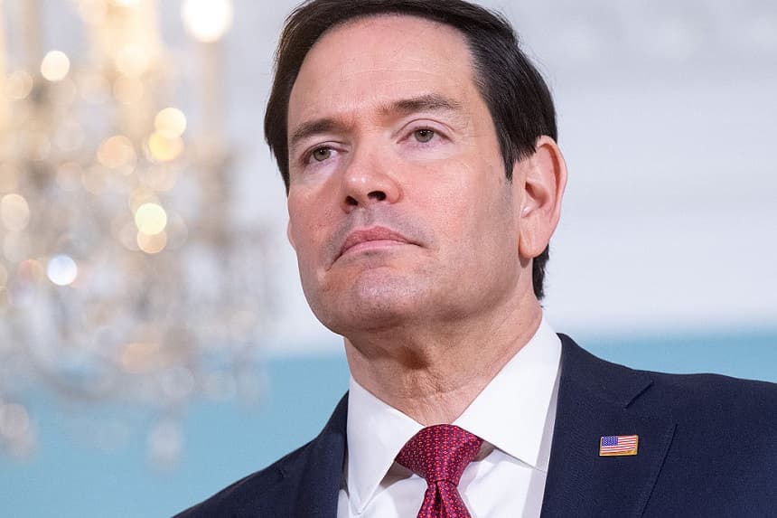 El secretario de Estado de EE. UU., Marco Rubio, responde a las preguntas de los medios de comunicación antes de una reunión con el ministro de Relaciones Exteriores de Nueva Zelanda, Winston Peters, en el Departamento de Estado en Washington, D.C., el 7 de abril de 2026. (SAUL LOEB / AFP vía Getty Images)