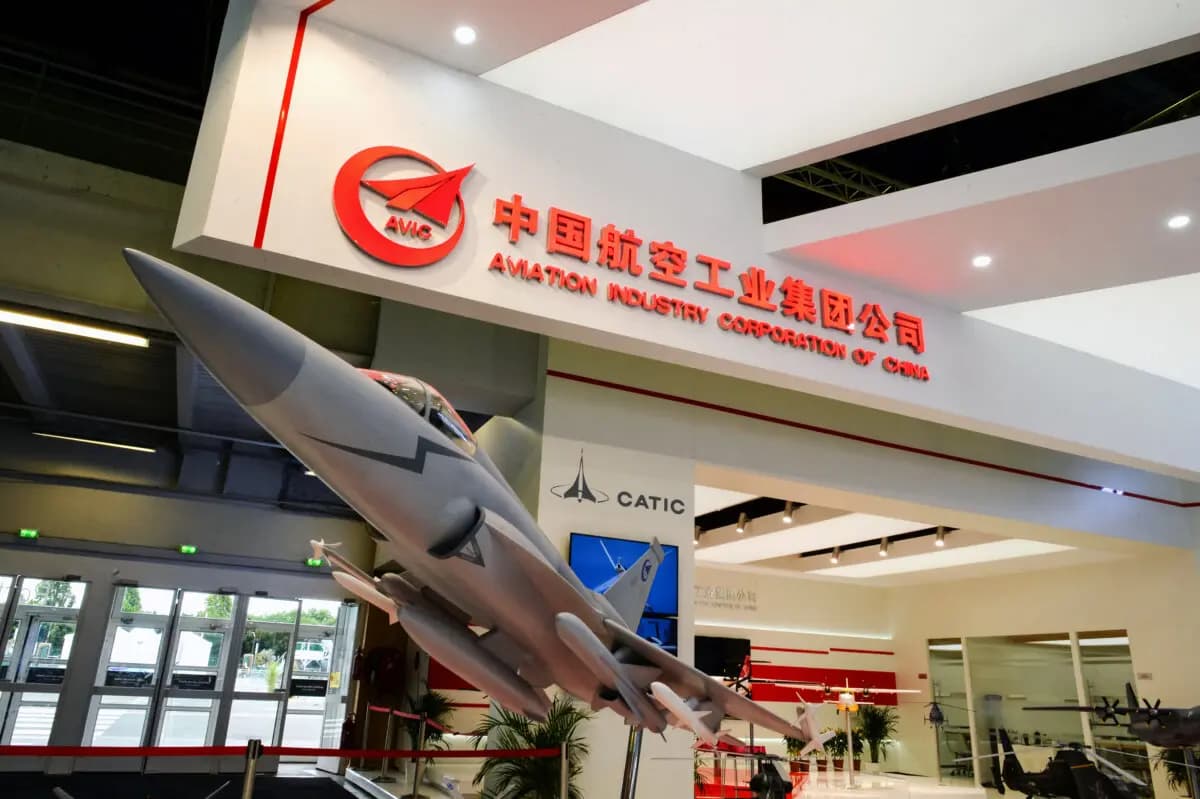El logotipo de la Corporación de la Industria Aeronáutica de China (AVIC) durante el Salón Aeronáutico Internacional de París, celebrado en Le Bourget (Francia), el 25 de junio de 2017. (Eric Piermont/AFP vía Getty Images).