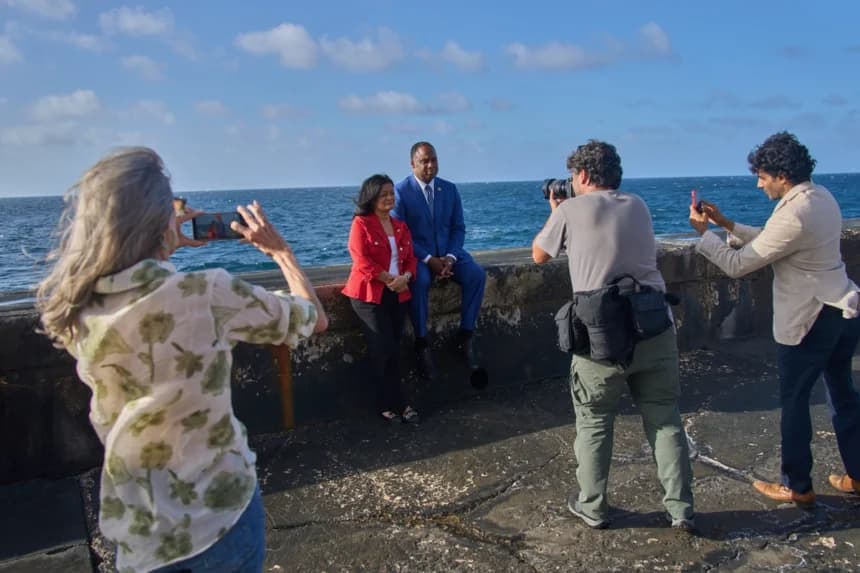 Los representantes Pramila Jayapal (Demócrata por Washington) (Centro-Izquierda) y Jonathan Jackson (Demócrata por Illinois) (Centro-Derecha) posan para fotoperiodistas en el Malecón de La Habana, el 4 de abril de 2026. (Ramon Espinosa/AP)