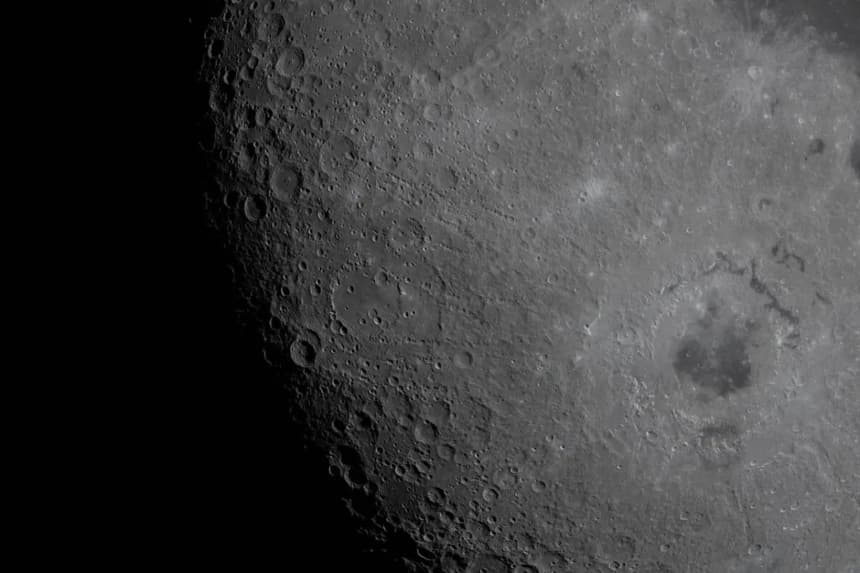 La tripulación de Artemis II capturó esta imagen de la Luna durante su sobrevuelo el 6 de abril de 2026, en la que se muestran los anillos de la cuenca Orientale. (Cortesía de la NASA)