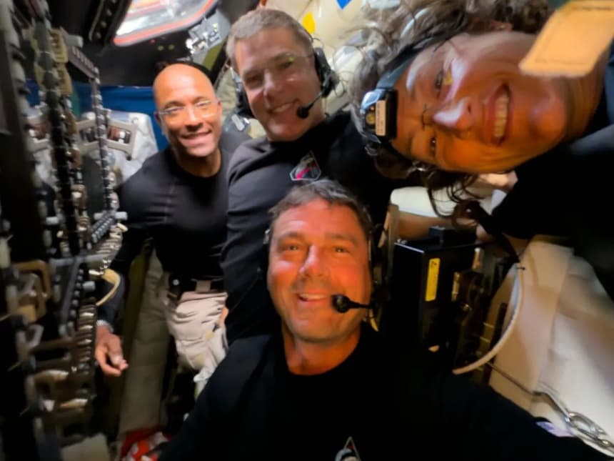 A mitad de su periodo de observación lunar, los miembros de la tripulación de Artemis II —Reid Wiseman, Victor Glover, Christina Koch y Jeremy Hansen— se hacen un selfi el 6 de abril de 2026. (Cortesía de la NASA)