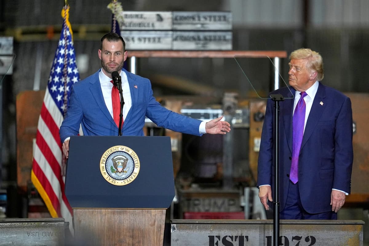 El candidato al Congreso Clay Fuller habla mientras el presidente Donald Trump escucha en un mitin en Coosa Steel Corporation en Rome, Georgia, el 19 de febrero de 2026. (Foto AP/George Walker IV).