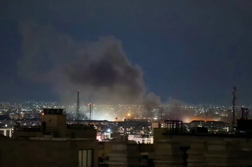 Una columna de humo se eleva desde el lugar de un ataque en Teherán, Irán, el 28 de marzo de 2026. (Atta Kenare/AFP vía Getty Images)