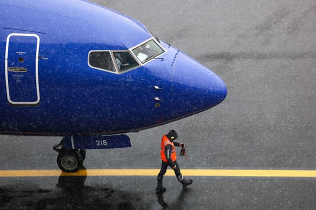 La nieve cae mientras un avión de pasajeros Boeing 737 de Southwest Airlines se prepara para despegar del aeropuerto LaGuardia de Nueva York el 22 de febrero de 2026. Una tormenta que se está desarrollando rápidamente amenaza con azotar la costa este de EE. UU. con más de 30 centímetros de nieve a partir del domingo, llevando la ira de la madre naturaleza a una región que apenas se ha recuperado de la anterior embestida invernal. (HARLY TRIBALLEAU / AFP vía Getty Images).